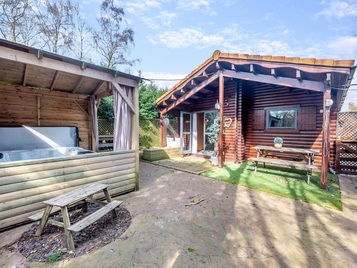 5 The Glades lodge exterior